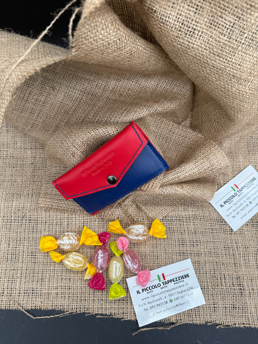 Stripe wallet, portafogli in vera pelle, con bottone e cuciture. Rosso e Blu